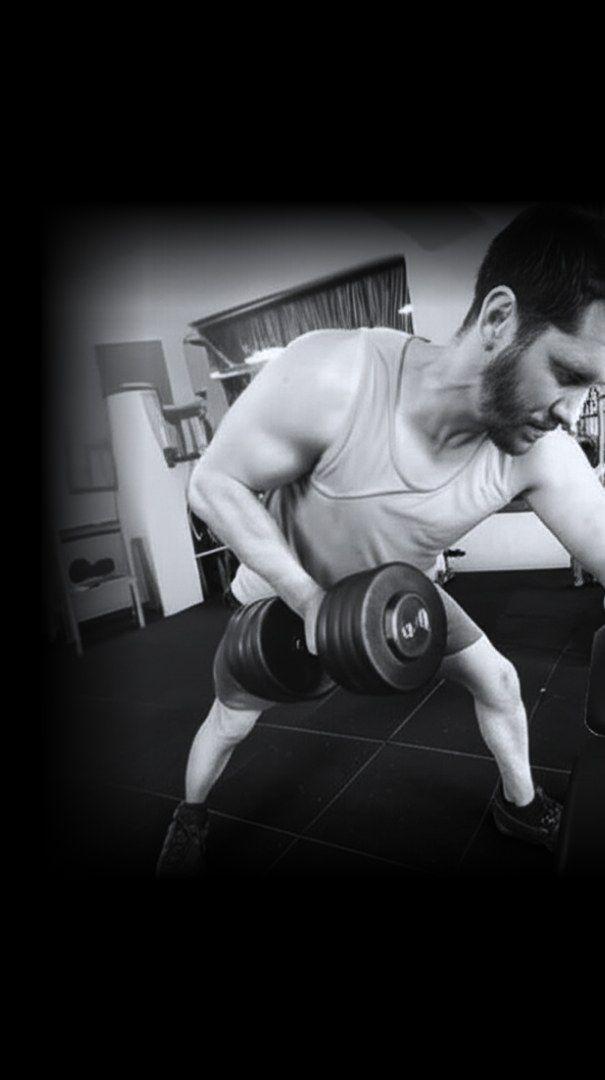 Thiago Lopes treinando com halteres
